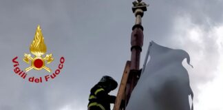 Divelta dal vento installazione della Biennale Installazione della Biennale divelta dal vento