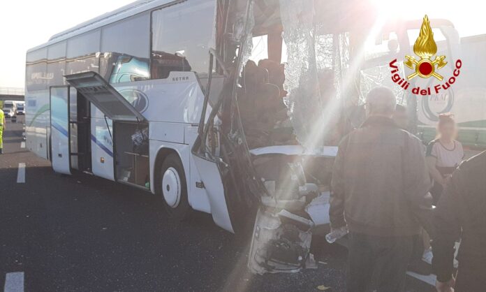 Autostrada A4, tamponamento tra bus e tir Autostrada A4, tamponamento tra bus e tir