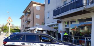 Prima non si ferma all’alt, poi mostra una patente contraffatta: automobilista nei guai