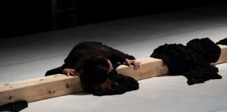 La compagnia Fabula Saltica danza lo Stabat Mater di Pergolesi al Teatro Del Monaco