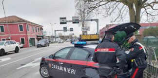 San Donà, ruba vestiti togliendo le placche antitaccheggio: arrestata San Donà di Piave, i Carabinieri in azione