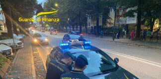 Scoperto dalla Guardia di Finanza con tre katane giapponesi: denunciato Guardia di Finanza di Venezia in azione a Mestre