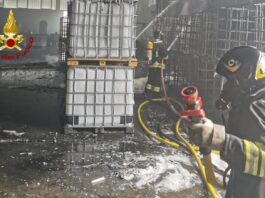 Il capannone di trattamento rifiuti andato in fiamme