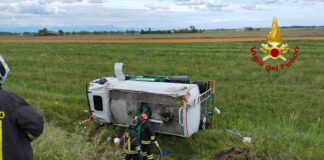 Schianto fra SUV e autocisterna carica di gasolio: due feriti L'autocisterna carica di gasolio finita fuori strada