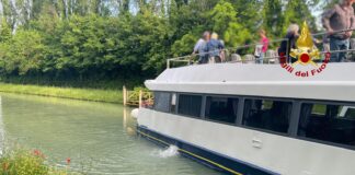 Palo incastrato fra le eliche, Burchiello bloccato in mezzo al Brenta Il Burchiello bloccato nel Brenta