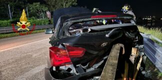 Chioggia, auto contro il guardrail che si infilza nell’abitacolo: due feriti Chioggia, l'auto finita contro il guardrail