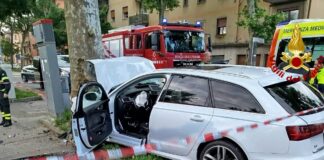 Auto contro un platano, gravemente ferito il conducente L'automobile finita contro un platano a Chirignago
