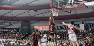 Gara 1 quarti playoff Reyer Venezia-Reggio Emilia 74-82 Reyer-Reggio Emilia, schiacciata di Tucker - foto Notizieplus