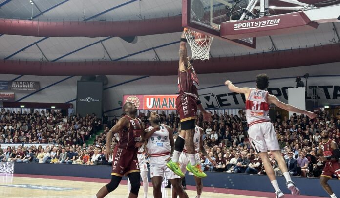 Reyer-Reggio Emilia, schiacciata di Tucker - foto Notizieplus