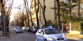 Va in escandescenze e minaccia gesto estremo: salvato dalla Polizia Auto della Polizia a Marghera