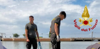 Barca si rovescia in laguna, nove persone soccorse dai Vigili del Fuoco Barca rovesciata, il salvataggio dei Vigili del Fuoco