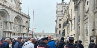 Rapinano una turista e la minacciano con coltello: denunciati dai Carabinieri Carabinieri in azione a Venezia