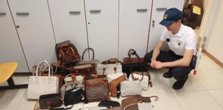 Blitz della Polizia Locale contro il commercio ambulante abusivo Commercio ambulante abusivo, alcuni prodotti sequestrati dalla Polizia Locale di Venezia