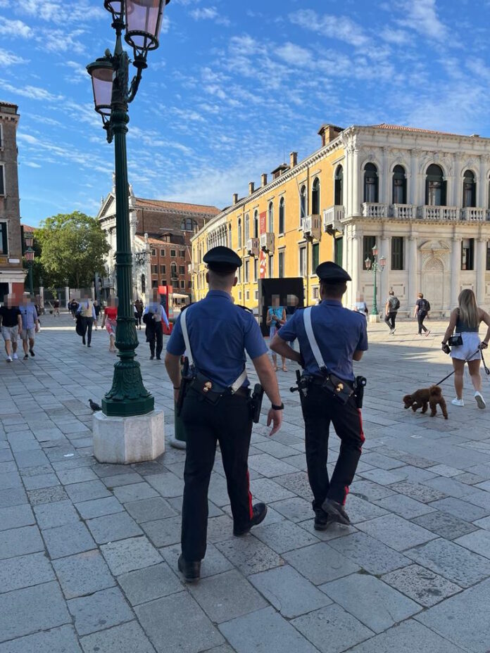 Pattuglia dei Carabinieri in azione contro gli scatolettisti