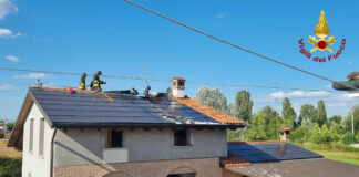 Santa Maria di Sala, in fiamme pannelli fotovoltaici su un tetto I pannelli fotovoltaici che hanno preso fuoco