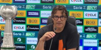 Vanoli commenta la promozione in serie A: “Un Capolavoro” Mister Paolo Vanoli, allenatore del Venezia FC, in sala stampa con la Coppa Nexus - foto Notizieplus