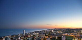 Jesolo, imposta di soggiorno, maggio in crescita sul 2023 Jesolo, una veduta di sera