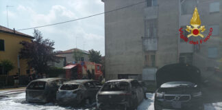 Salzano, in fiamme tre auto parcheggiate Le tre auto parcheggiate andate a fuoco