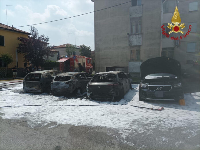 Le tre auto parcheggiate andate a fuoco