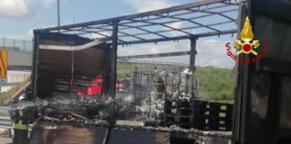 Autostrada A4, in fiamme un semirimorchio che trasportava pannelli solari Il semirimorchio andato a fuoco in Autostrada A4
