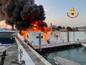 Murano, a fuoco due imbarcazioni