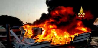 Murano: a fuoco due imbarcazioni, alta colonna di fumo Murano, a fuoco due imbarcazioni