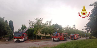 Malcontenta, a fuoco pannelli fotovoltaici Vigili del fuoco a Malcontenta mentre spengono l'incendio dei pannelli fotovoltaici