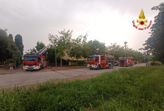 Vigili del fuoco a Malcontenta mentre spengono l'incendio dei pannelli fotovoltaici