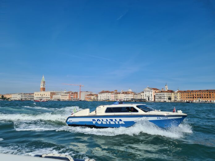 Polizia di Stato: una Volante lagunare in azione in zona San Marco