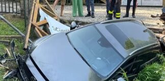 Incidente tra due auto, una viene spinta giù nel fosso