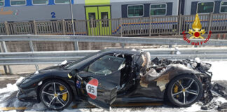 Una Ferrari in fiamme a Mestre La Ferrari andata in fiamme