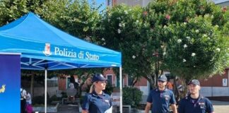 Borseggi, scatolettisti, come difendersi: i consigli della Polizia di Stato Lo stand della Polizia di Stato