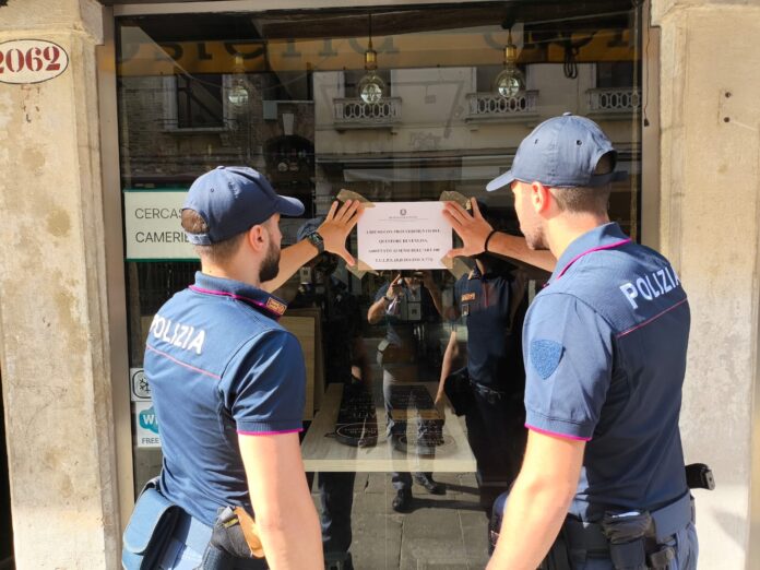 I poliziotti chiudono il bar a Cannaregio
