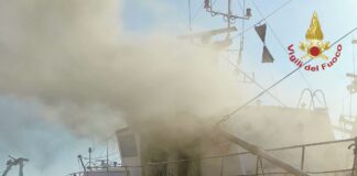 Chioggia, peschereccio in fiamme Chioggia, peschereccio in fiamme