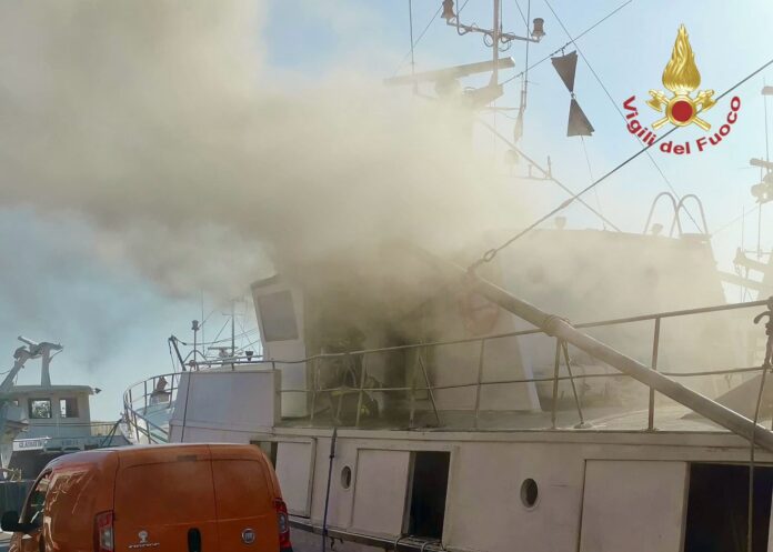 Chioggia, peschereccio in fiamme