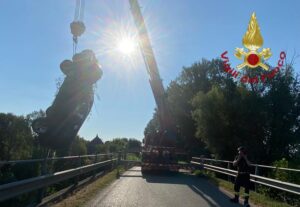 Chioggia, il recupero dell'auto finita nel canale