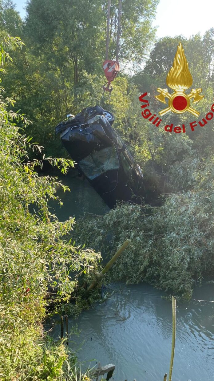 Chioggia, il recupero dell'auto finita nel canale