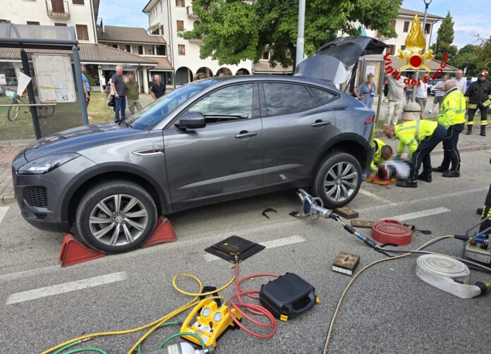 Scorzè, schianto tra auto e scooter