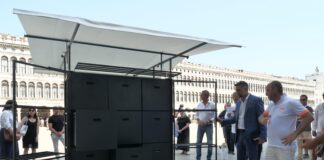 Nuovi banchi per souvenir in Piazza San Marco Nuovi banchi per souvenir in Piazza San Marco