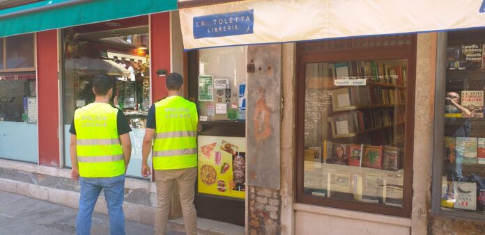 Il pizza-kebab chiuso a Venezia dalla Polizia Locale