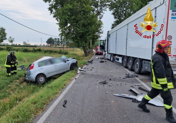 Scontro sulla Triestina tra auto e camion