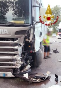 Scontro sulla Triestina tra auto e camion