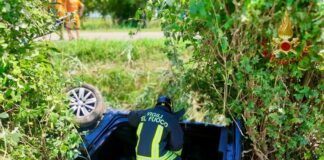 Auto in un fossato, feriti madre e figlio Auto in un fossato