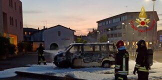 Scorzè, a fuoco un pulmino in sosta Scorzè, a fuoco un pulmino in sosta