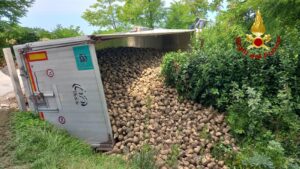 Torre di Mosto, il tir carico di barbabietole rovesciato in strada