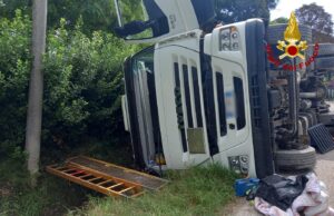 Torre di Mosto, il tir carico di barbabietole rovesciato in strada