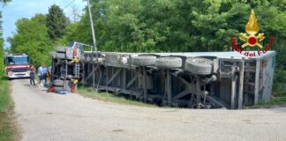 Torre di Mosto, si rovescia tir carico di barbabietole: un ferito Torre di Mosto, il tir carico di barbabietole rovesciato in strada