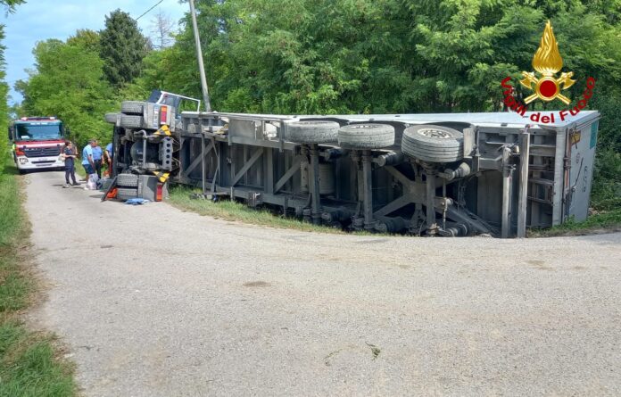 Torre di Mosto, il tir carico di barbabietole rovesciato in strada Torre di Mosto, il tir carico di barbabietole rovesciato in strada
