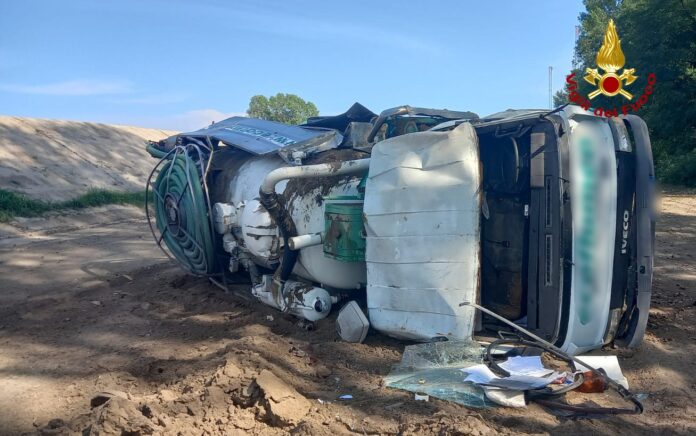 Il camion finito nella golena del fiume