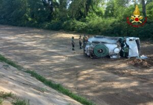 Il camion finito nella golena del fiume